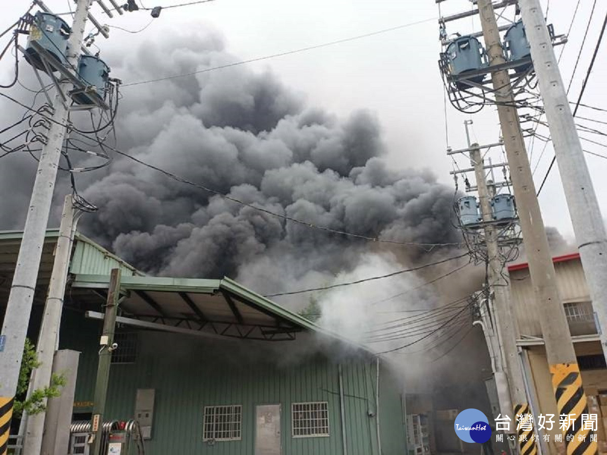 芬園塑膠工廠發生大火　延燒快速濃煙更是直竄天際（照片民眾提供）