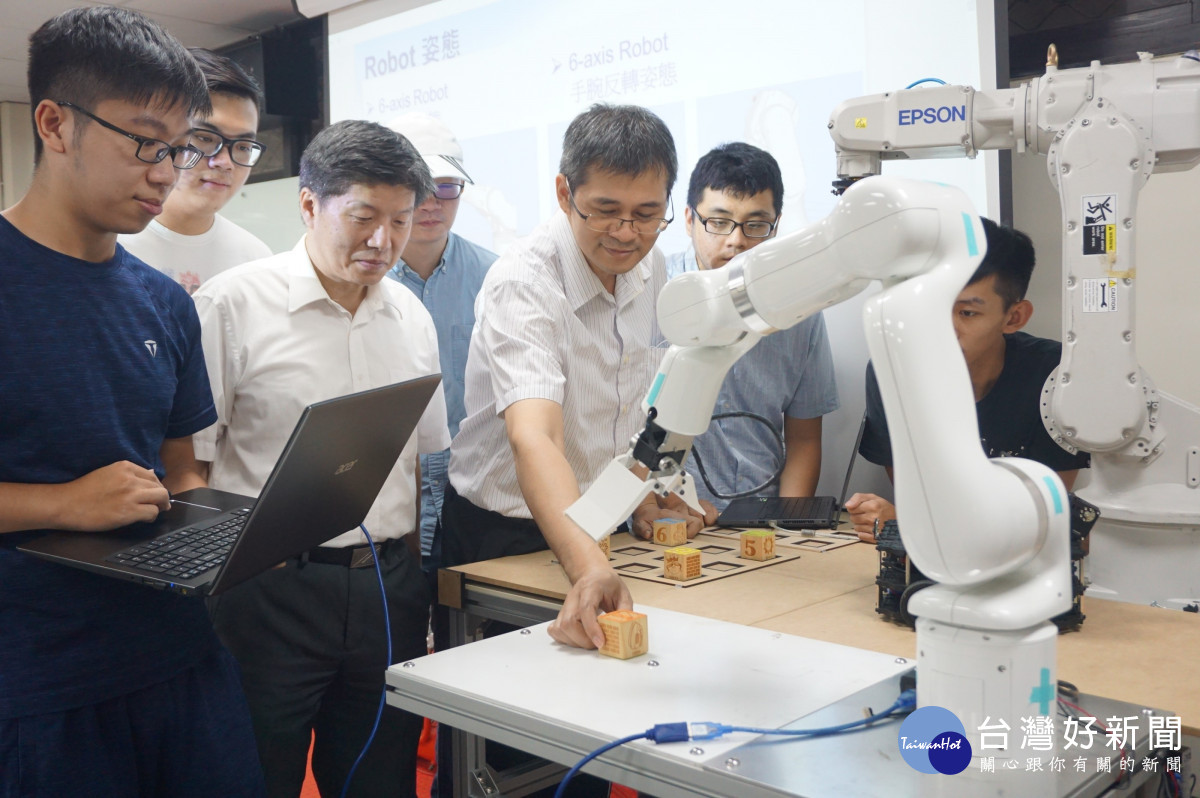 中原大學電機系與EPSON合作，運用人工智慧技術研發「機械手臂」，培育科技人才。