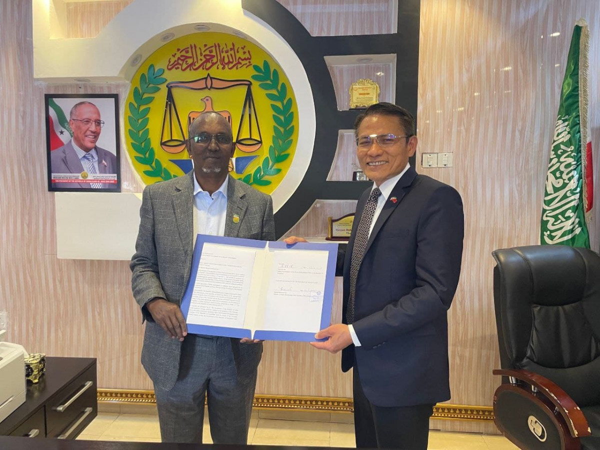 我國駐索馬利蘭代表處臨時代辦吳鎮祺(右)，與索國衛生部長Hassan Mohamed Ali Gafadhi(左)完成簽署我國援贈索國疫苗協議。(圖／外交部)