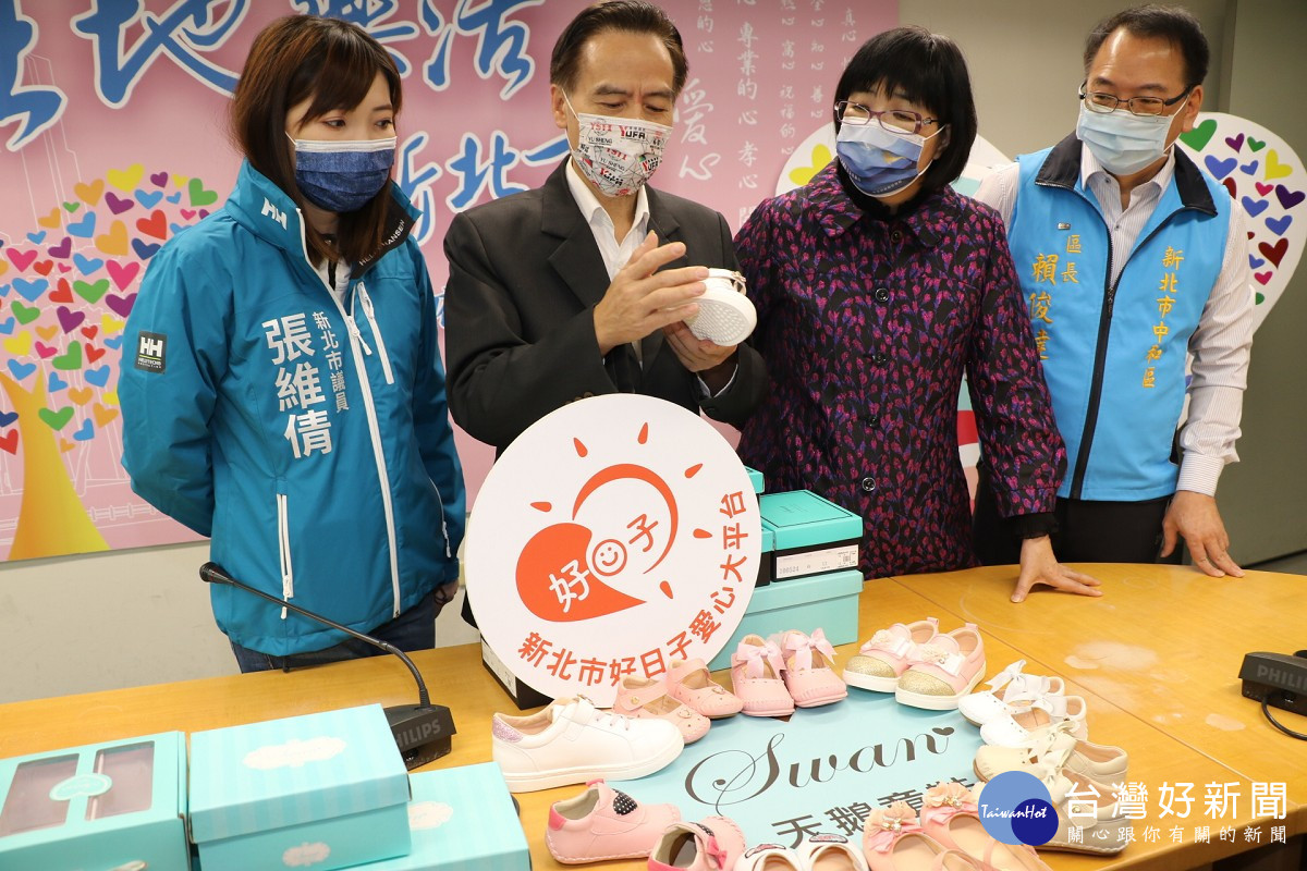 美萬新企業總經理王秋鴻說明每雙鞋子都是手工縫製  鞋底還有防滑材質
