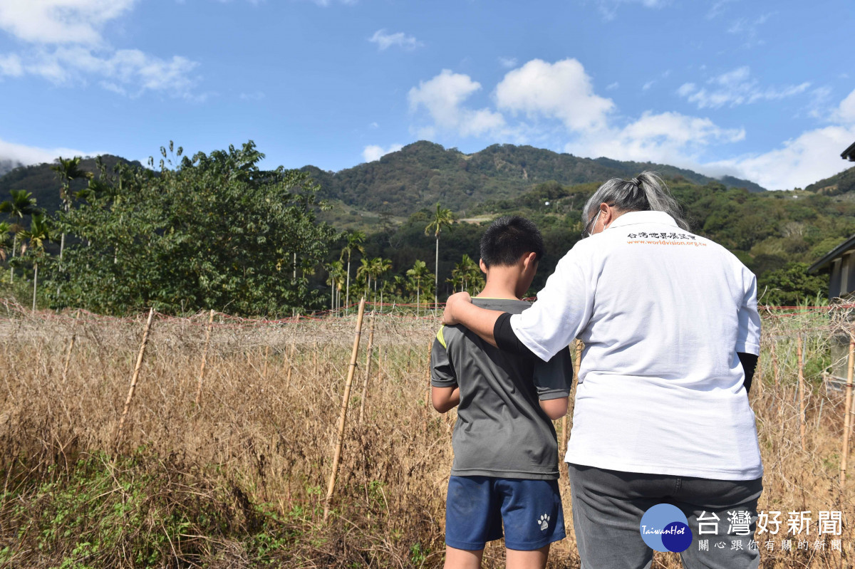 透過社工員的關懷陪伴，確保孩子獲得穩定的營養餐食及教育學習機會(台灣世界展望會提供)