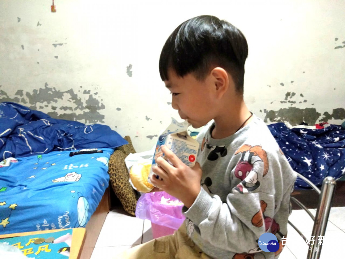 春節前夕，展望會啟動「紅包傳愛」活動，這份紅包將適時幫助弱勢家庭度過難關，安心過好年(台灣世界展望會提供)