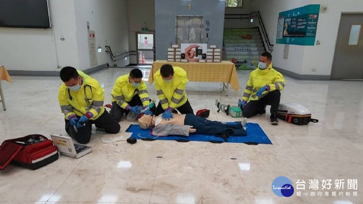 急救人員施行CPR<br />
<br />
