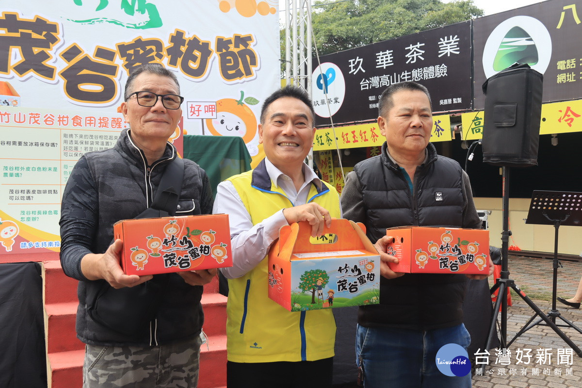 台中龍井鄉民前來採購540箱鮮果送親友員工。（記者扶小萍攝）