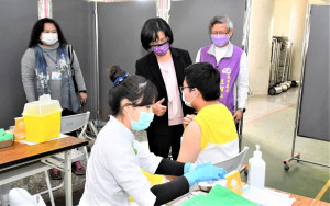 彰化縣長王惠美關心校園疫苗施打情形。