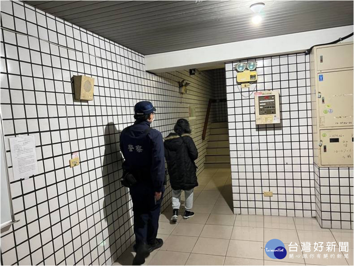 老母照護病兒，身心俱疲，深夜護理師叩警助返家