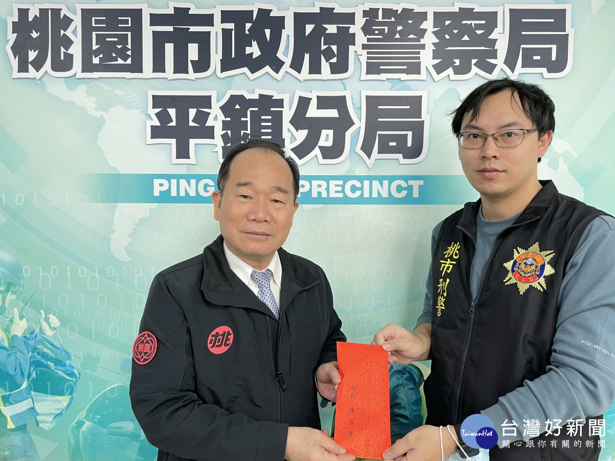 桃園市警察局局長陳國進前往平鎮警分局慰勉辛勞的警察同仁<br />
<br />
