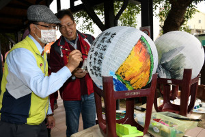 林世賢市長在戶羽機關車園區和藝術家一起為點亮彰化城彩繪燈籠。圖彰化市公所提供