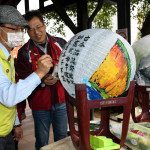 林世賢市長在戶羽機關車園區和藝術家一起為點亮彰化城彩繪燈籠。圖彰化市公所提供