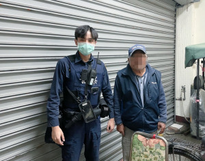 八旬失智老翁迷途坐分隔島，斗六警到場解圍助返家/斗六警分局提供