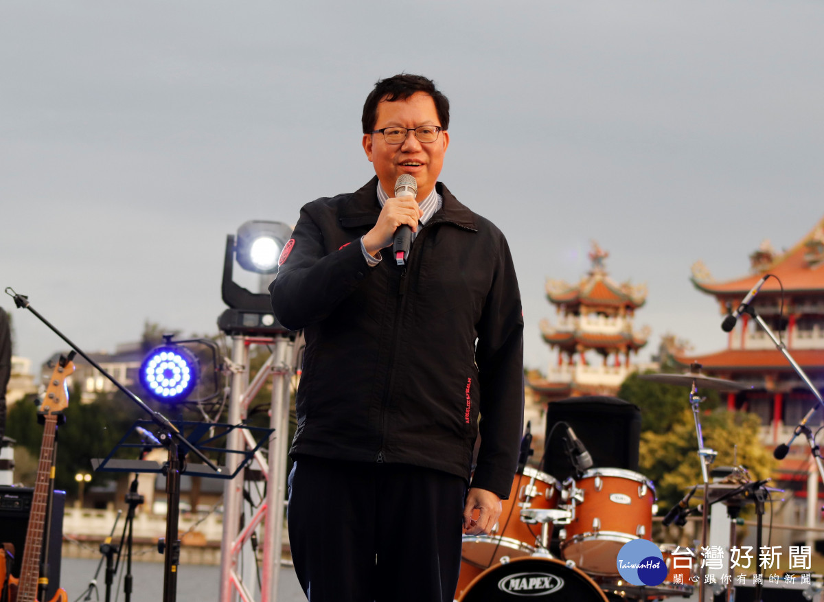 鄭市長表示，讓民眾在跨年夜來龍潭客庄遊玩，也體驗絕無僅有的龍潭大池夜之美。