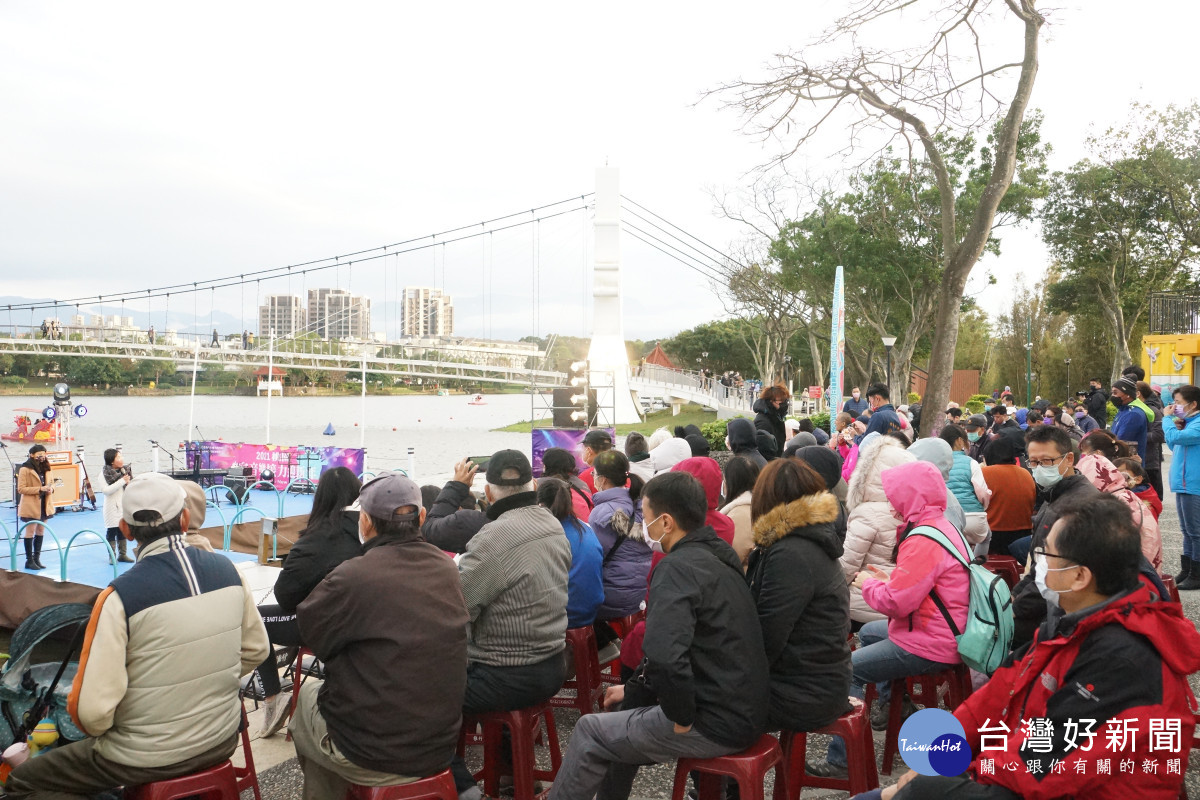 客家音樂接力迎新年活動吸引大批人潮於龍潭大池欣賞客家音樂