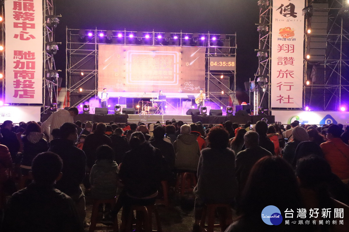 多位藝人樂團等依序表演。（記者扶小萍攝）