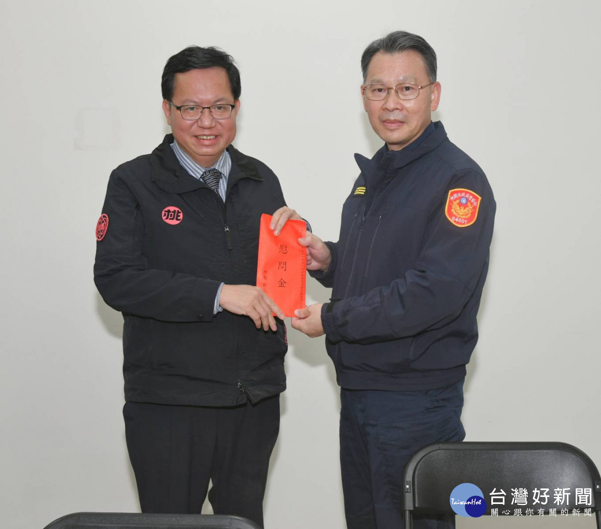 市長鄭文燦頒發跨年勤務獎勵金，感謝壢警同仁執勤桃園跨年勤務達成任務<br />
<br />
