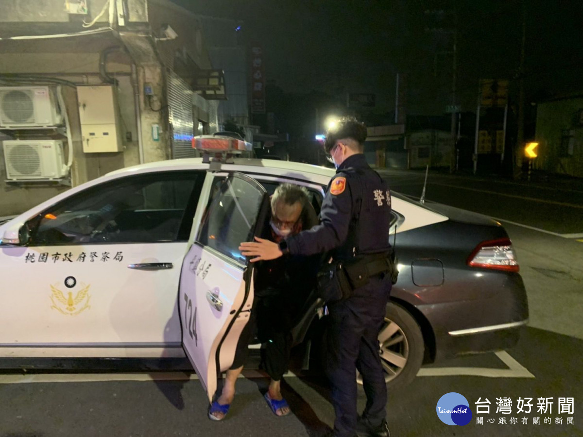 老翁跨年夜步行國道驚魂，警獲報緊急協尋安置