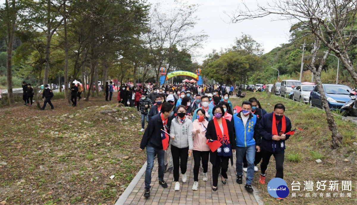 2022元旦健走在員林，上千民眾升旗迎接新的一年。