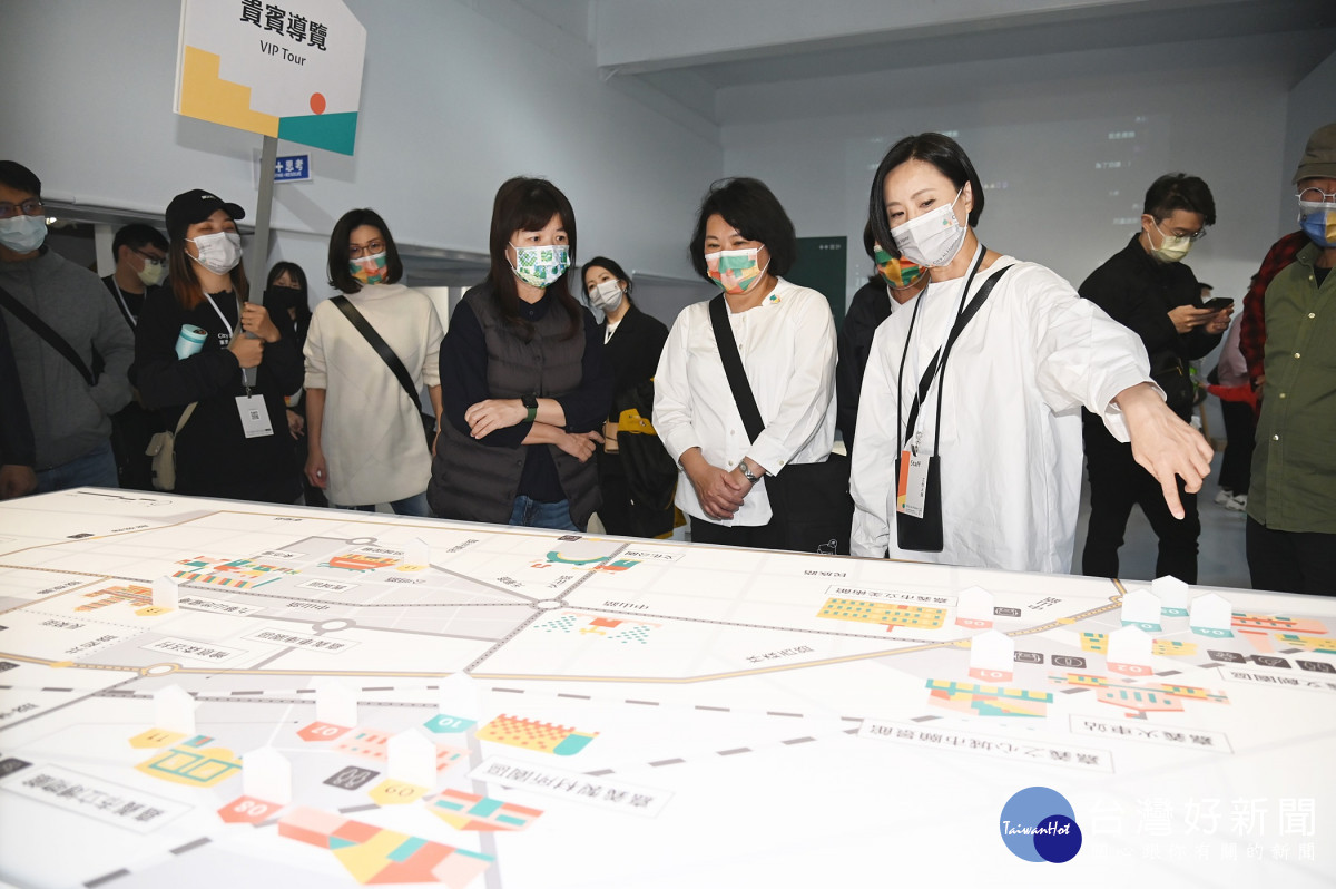 文化部政務次長李靜慧等人今天到嘉義市參觀台灣設計展／嘉義市府提供