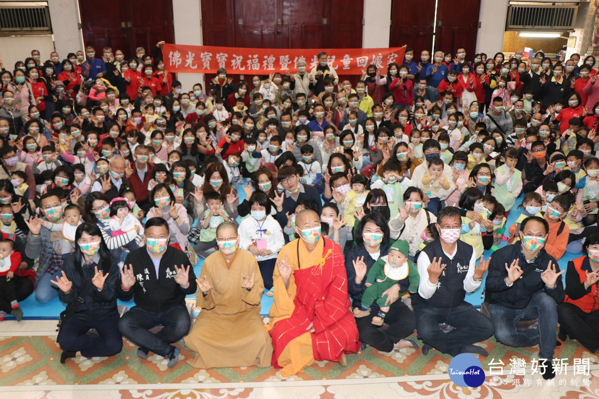 嘉義市長黃敏惠參加佛光山圓福寺2022年佛光寶寶祝福禮，與現場108位小朋友同樂／嘉義市府提供