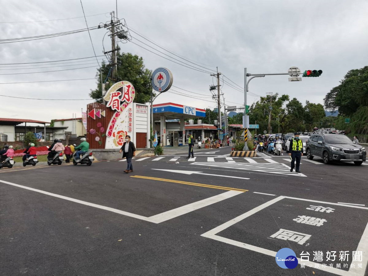 大溪月眉落羽松變色遊客湧入，警方交通疏導措施<br />
<br />
