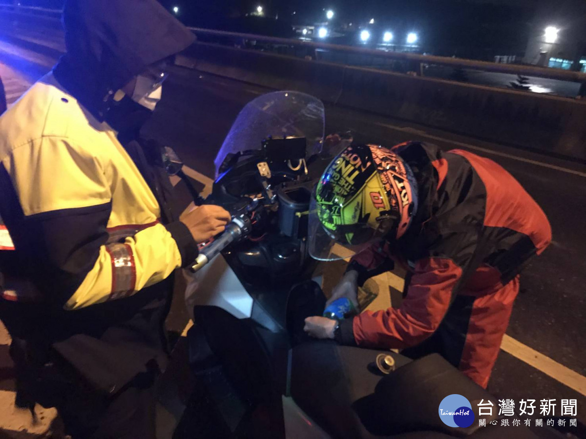 機車沒油拋錨卡快速道路，警協助買油助返家<br />
<br />
