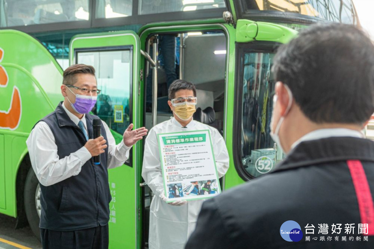 防疫車隊同仁向市長說明車輛清消標準作業流程