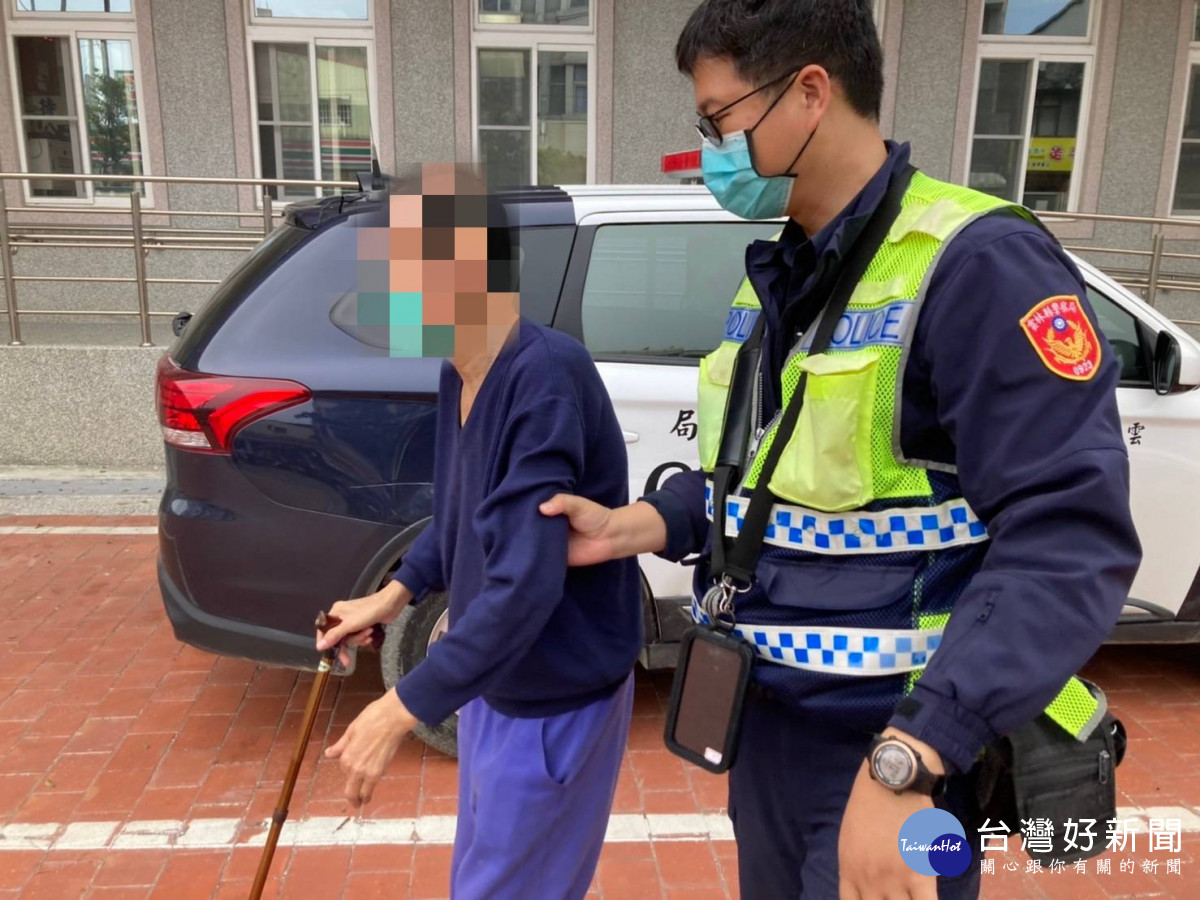 失明男子外出運動迷途，台西暖警親送返家/臺西警分局