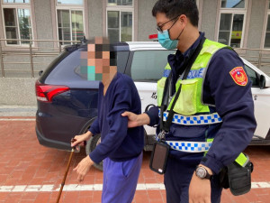 失明男子外出運動迷途，台西暖警親送返家/臺西警分局