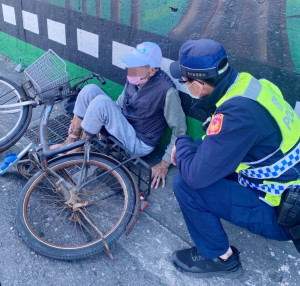 失智老翁脫水倒臥路旁，北港警火速到場解危/