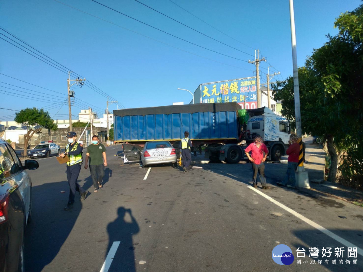 曳引車駕駛行駛二崙鄉中山路直行至案發路口準備左轉時,對向銀色自小客車疑似因未注意直接撞上車貨櫃/李光揚翻攝