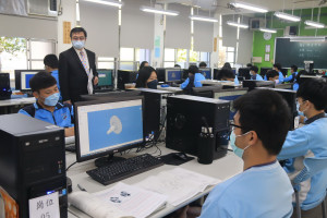 傅校長對營造雙語學習環境至為關心。（記者扶小萍攝）