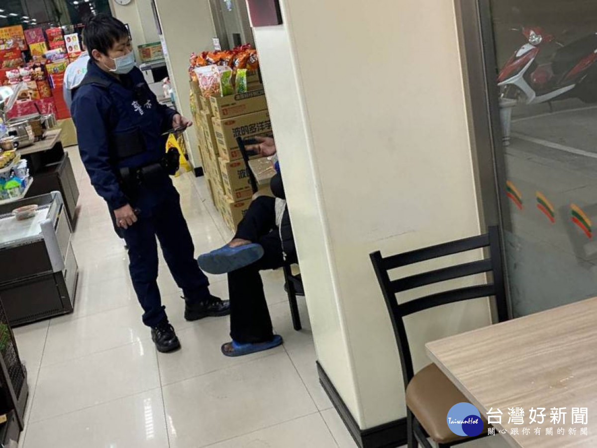「竹為超商聯繫網」群組向警方通報，員警迅速趕抵現場，當場依竊盜現行犯逮捕郭男送辦。