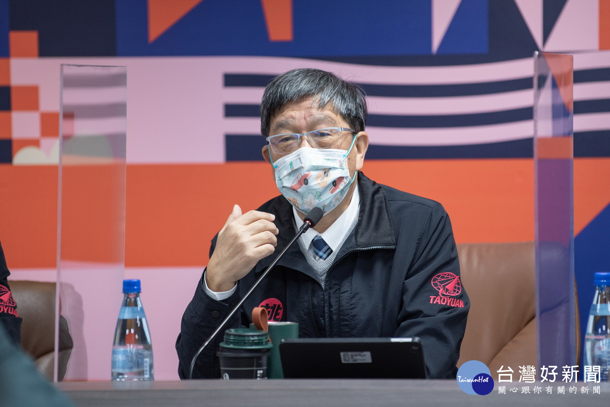 桃園市府衛生局長王文彥於防疫專案會議中說明疫調結果。
