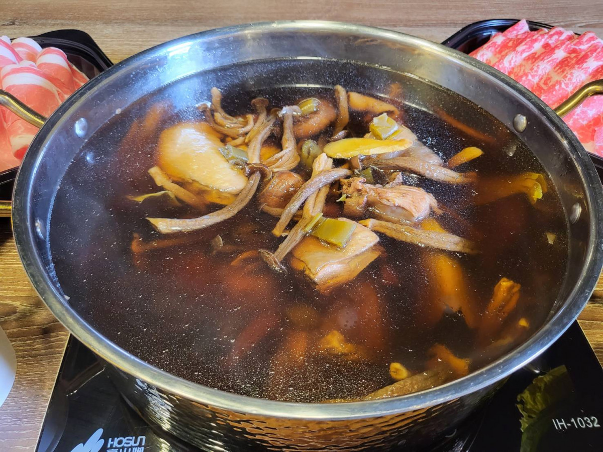 剝皮辣椒鹿茸菇鍋是最熱賣的湯底。