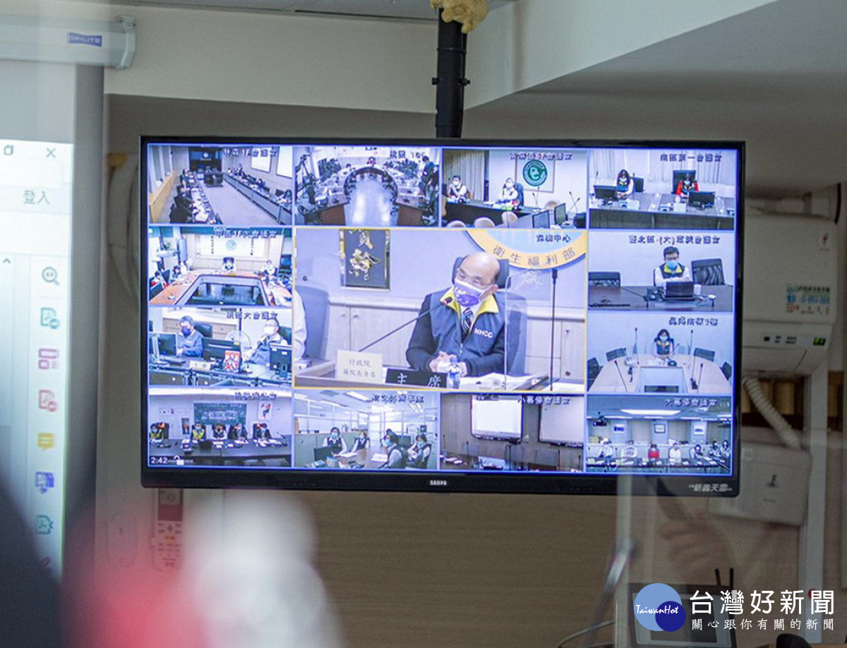 針對「桃園市政府防疫整備情形」，桃園市長鄭文燦與行政院長蘇貞昌及中央流行疫情指揮中心、前進指揮所團隊進行視訊會議。