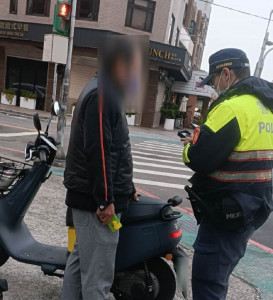 Gogoro不諳操作無法發動，八德警call out即刻救援