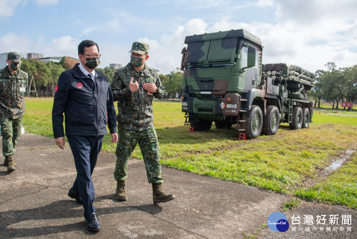 陸軍第六軍團砲兵第二一指揮部張冠軍少將向市長解說