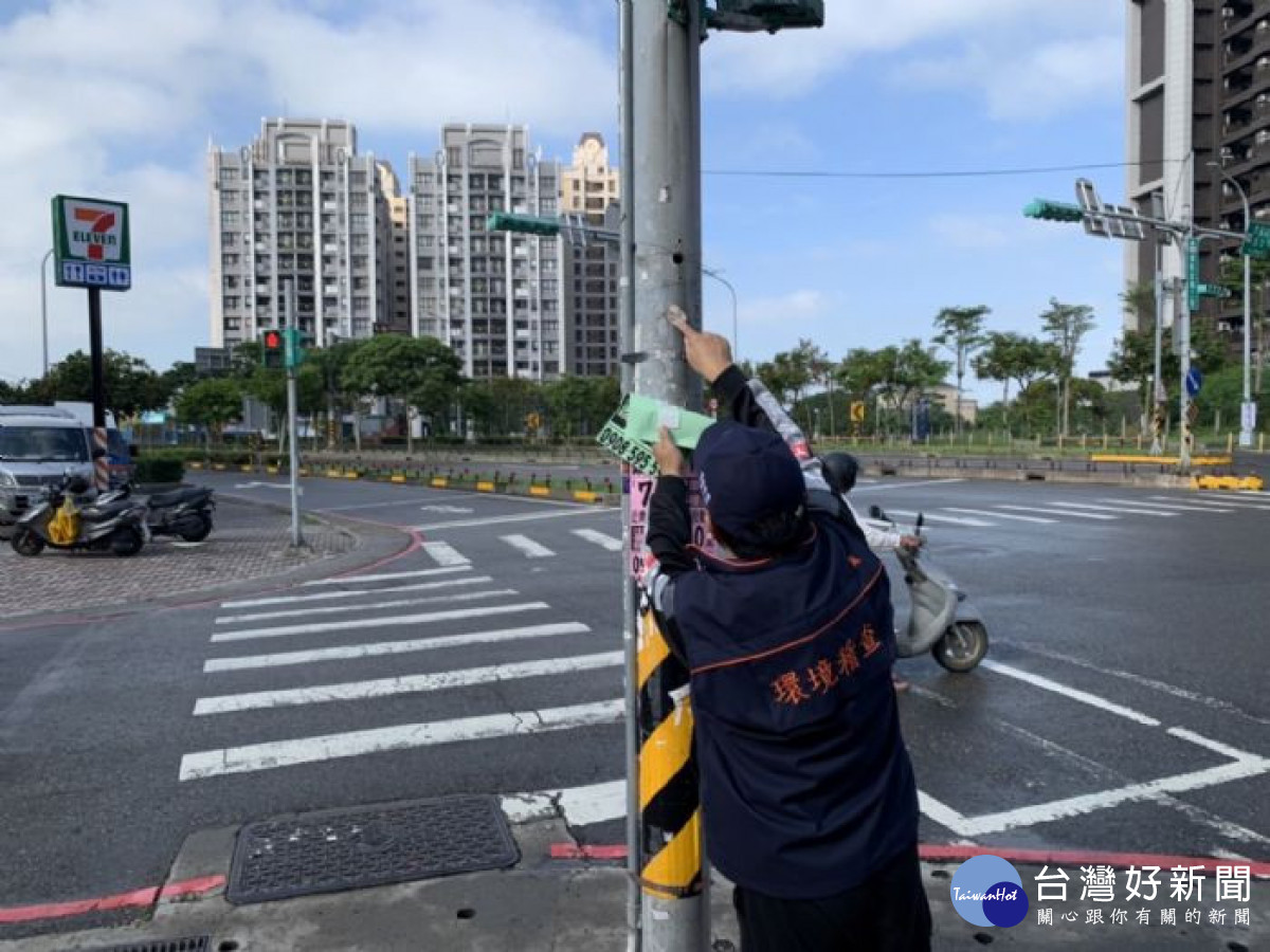 桃園違規小廣告祭重罰<br />
<br />
