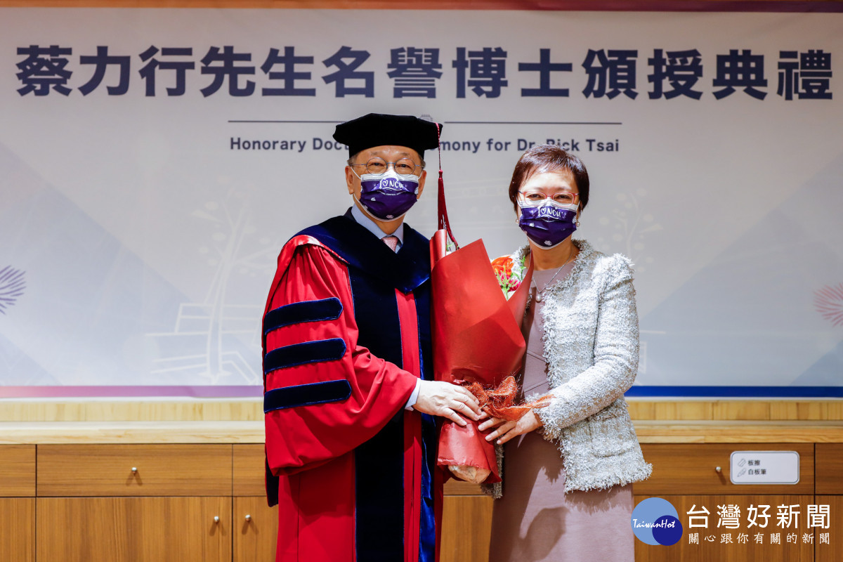 蔡力行先生獲頒中央大學名譽博士，在此榮耀時刻，蔡力行夫人上台獻花祝賀。