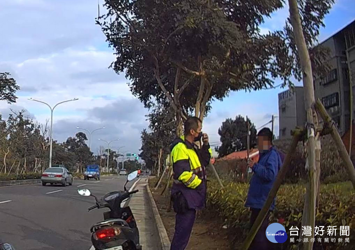 騎車抽菸未戴口罩，酒駕男遭警查獲<br />
<br />
