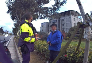 騎車抽菸未戴口罩，酒駕男遭警查獲