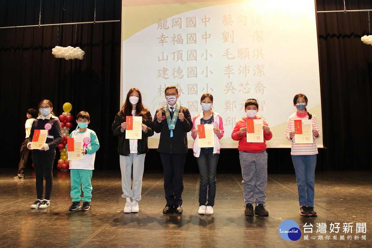 桃園市政府教育局長林明裕頒獎給入圍全國普仁獎的學生。（圖由靈鷲山佛教教團提供）