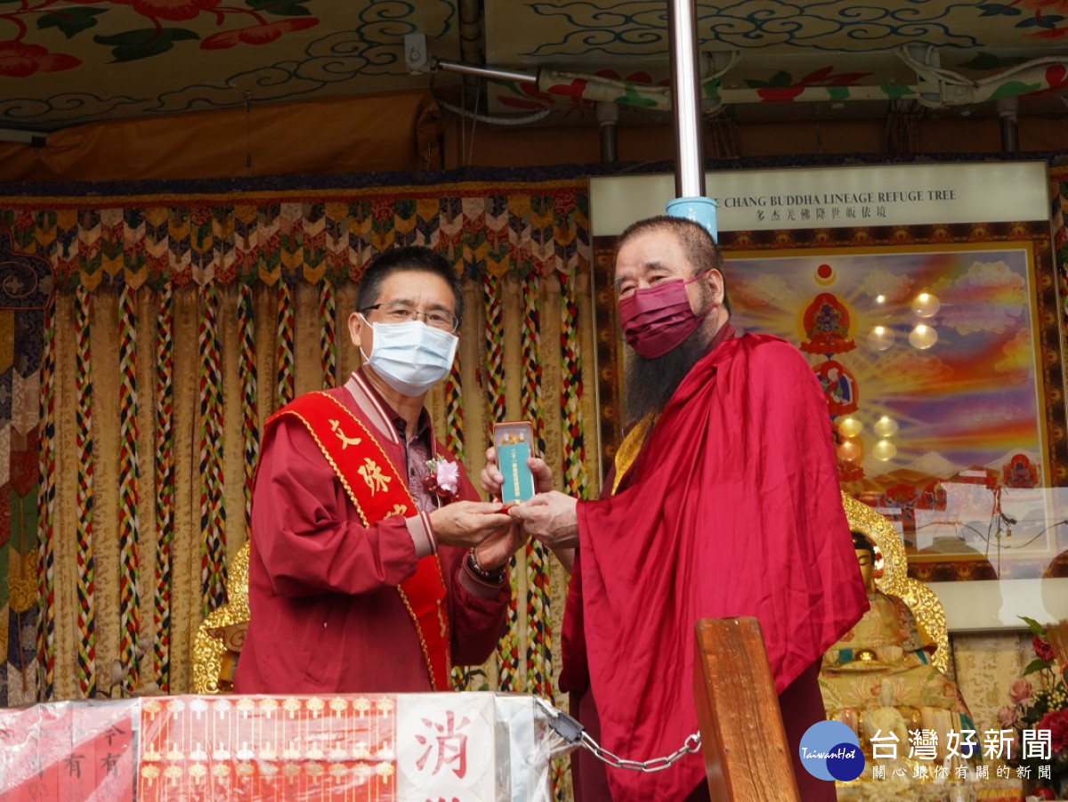 該會指導上師恆性嘉措仁波且(右)致贈綠度母墜子給內門陳景星區長(左)