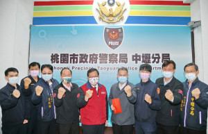 鄭文燦市長蒞臨中壢警分局慰勉發放防疫慰勞金