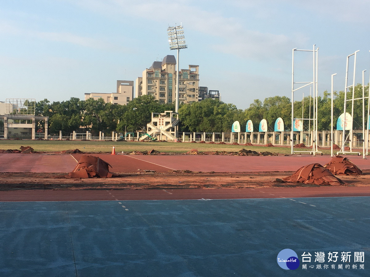 跑道面層已刨起。（記者扶小萍攝）