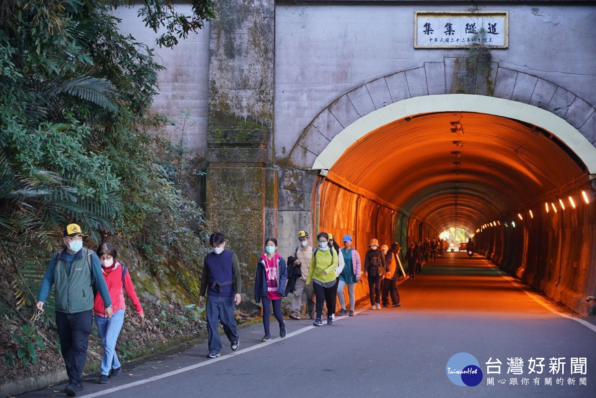 參與民眾經過集集隧道。