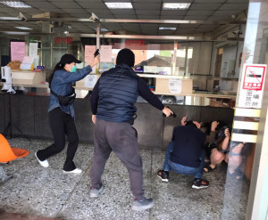 鴛鴦大盜假行搶，斗南警「真防搶演練」路過民眾驚呼連連 /斗南警分局提供