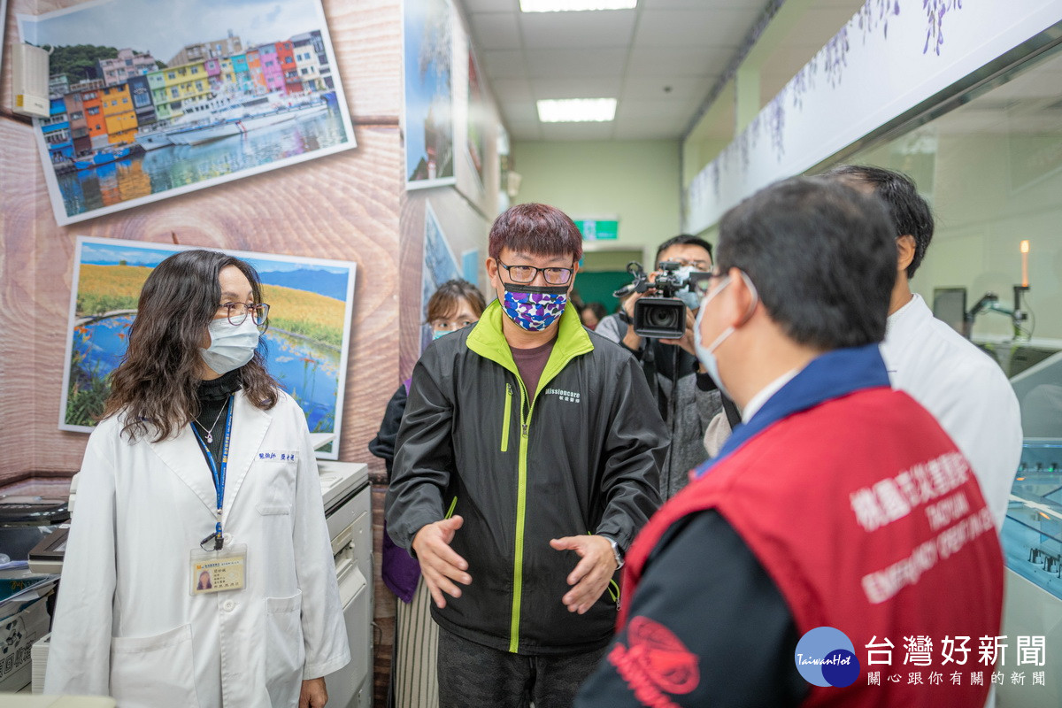 桃園市長鄭文燦視察敏盛綜合醫院檢驗中心，感謝醫檢團隊協助追蹤病毒傳播鏈。