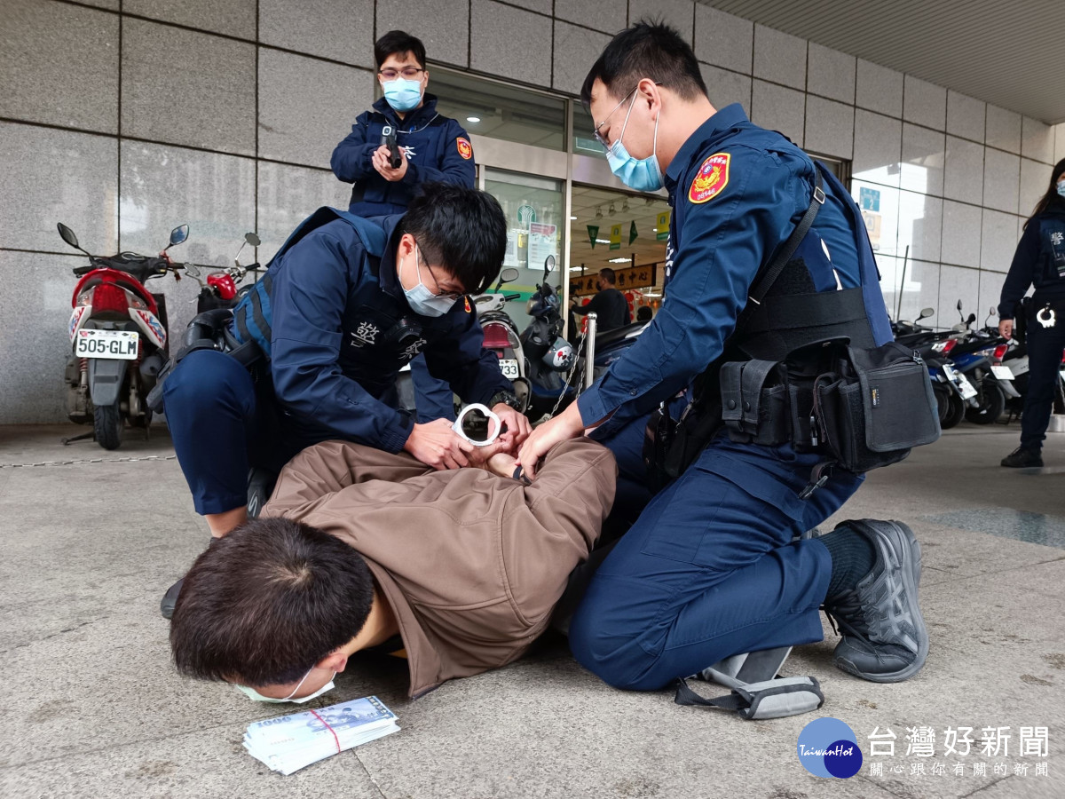 平鎮警分局模擬歹徒持槍搶劫農會實施防搶演練，以提升宣導效果，讓民眾安心過年！