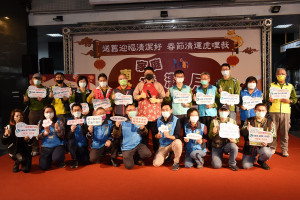 環保局與13鄉鎮市代表共同宣導春節垃圾清運時程。（縣府提供）