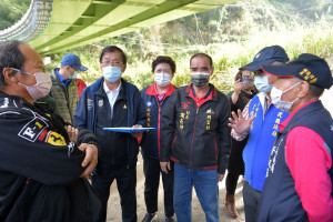 林縣長會勘改善信義鄉道路及民生用水